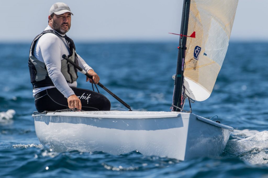 Top-Training für Top-Ergebnisse mit der Finn Sailing Academy (FSA) 3 filipe silva auf einem finn dinghy